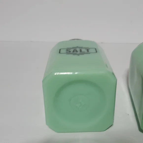 Jadeite Salt and Pepper Shakers - Picture 4 of 5